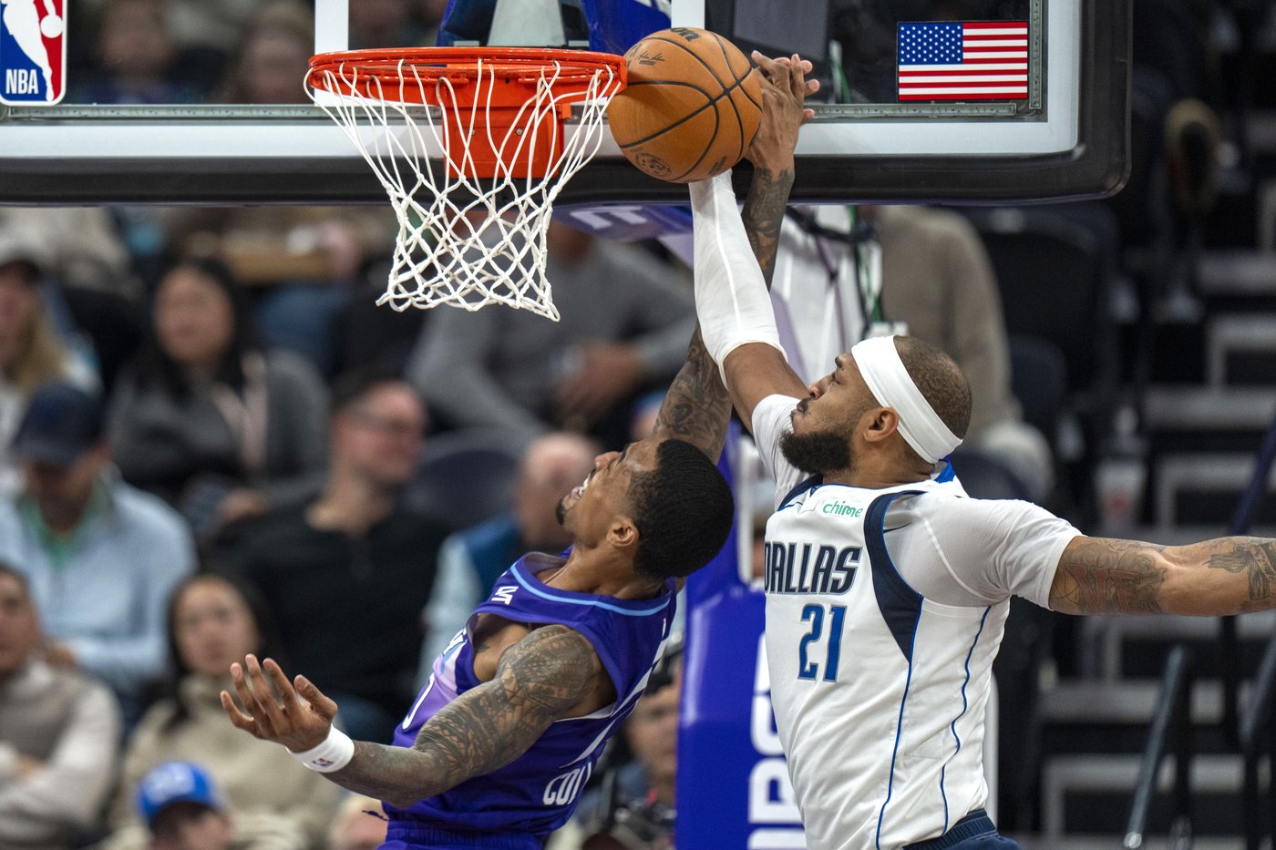 John Collins scores on a late dunk to lift Jazz past Mavericks for 1st home victory | iNFOnews.ca