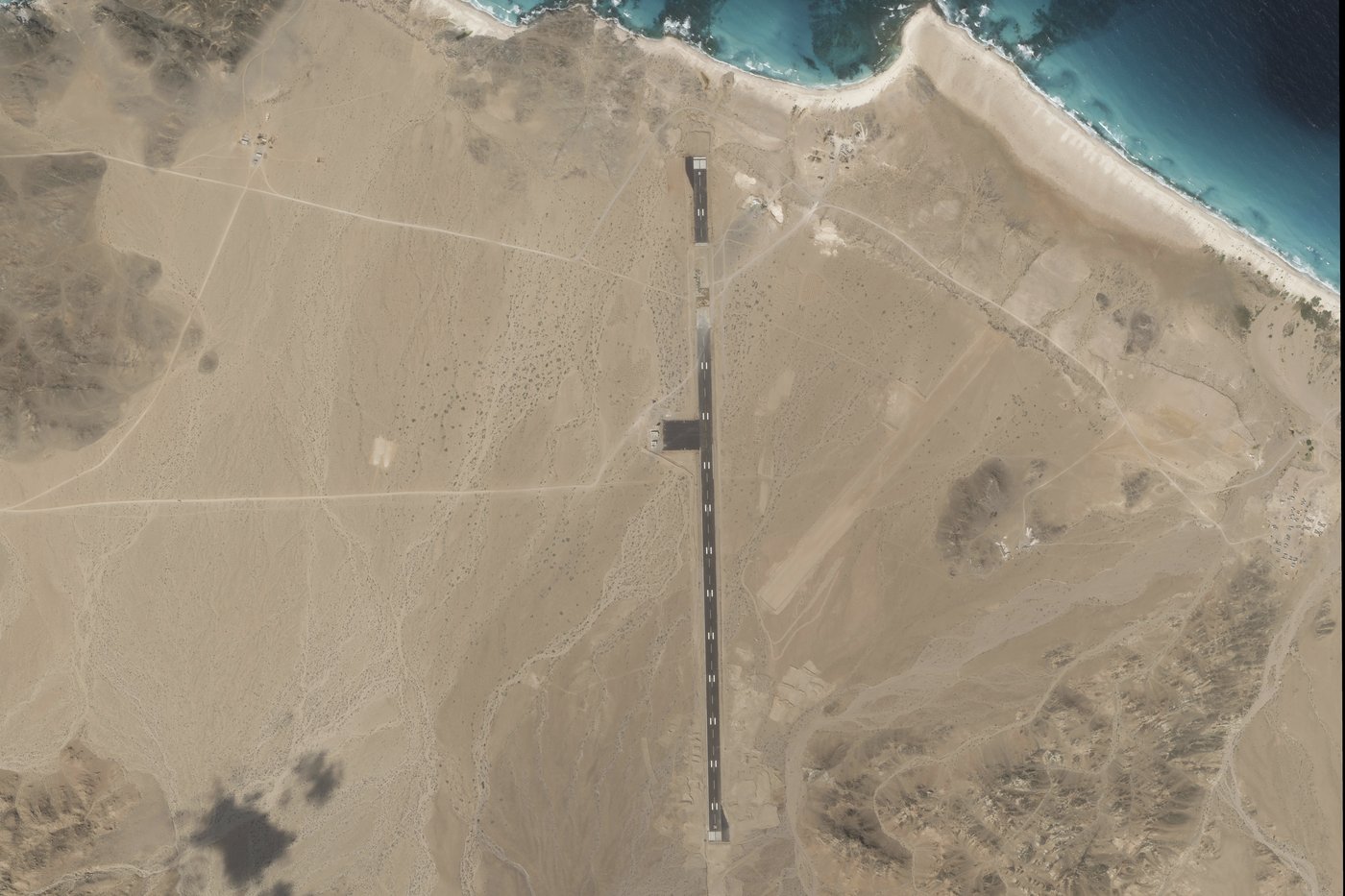 Mysterious airstrip appears on a Yemeni island as Houthi rebel attacks threaten region | iNFOnews.ca