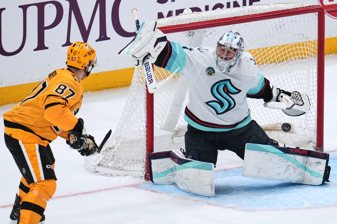 Montour's OT winner carries Seattle past Pittsburgh, 3-2 | iNFOnews.ca Montour's OT winner carries Seattle past Pittsburgh, 3-2 | iNFOnews.ca