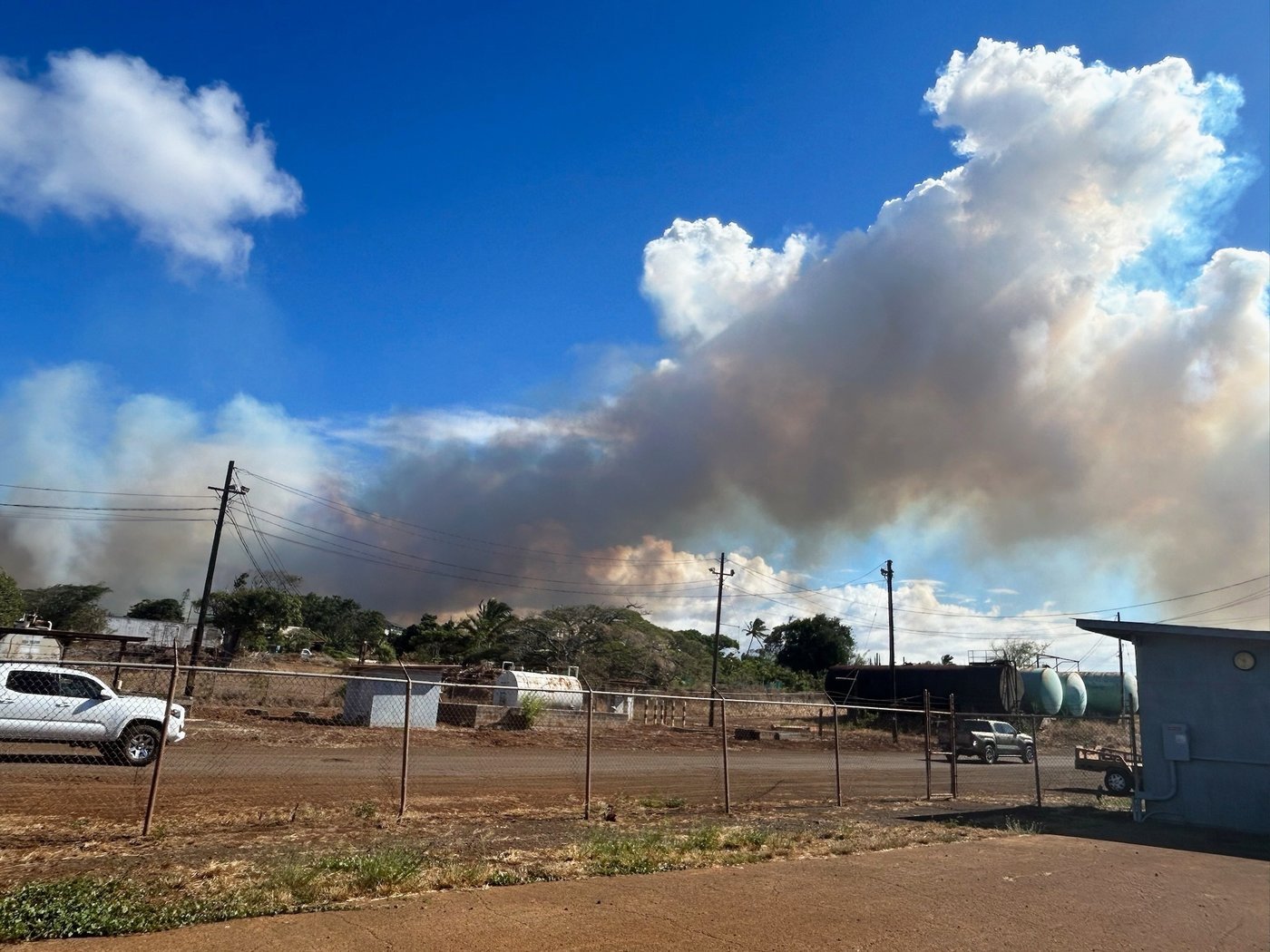 Maui officials lift evacuations, close shelters after wildfire threat to north shore town recedes | iNFOnews.ca