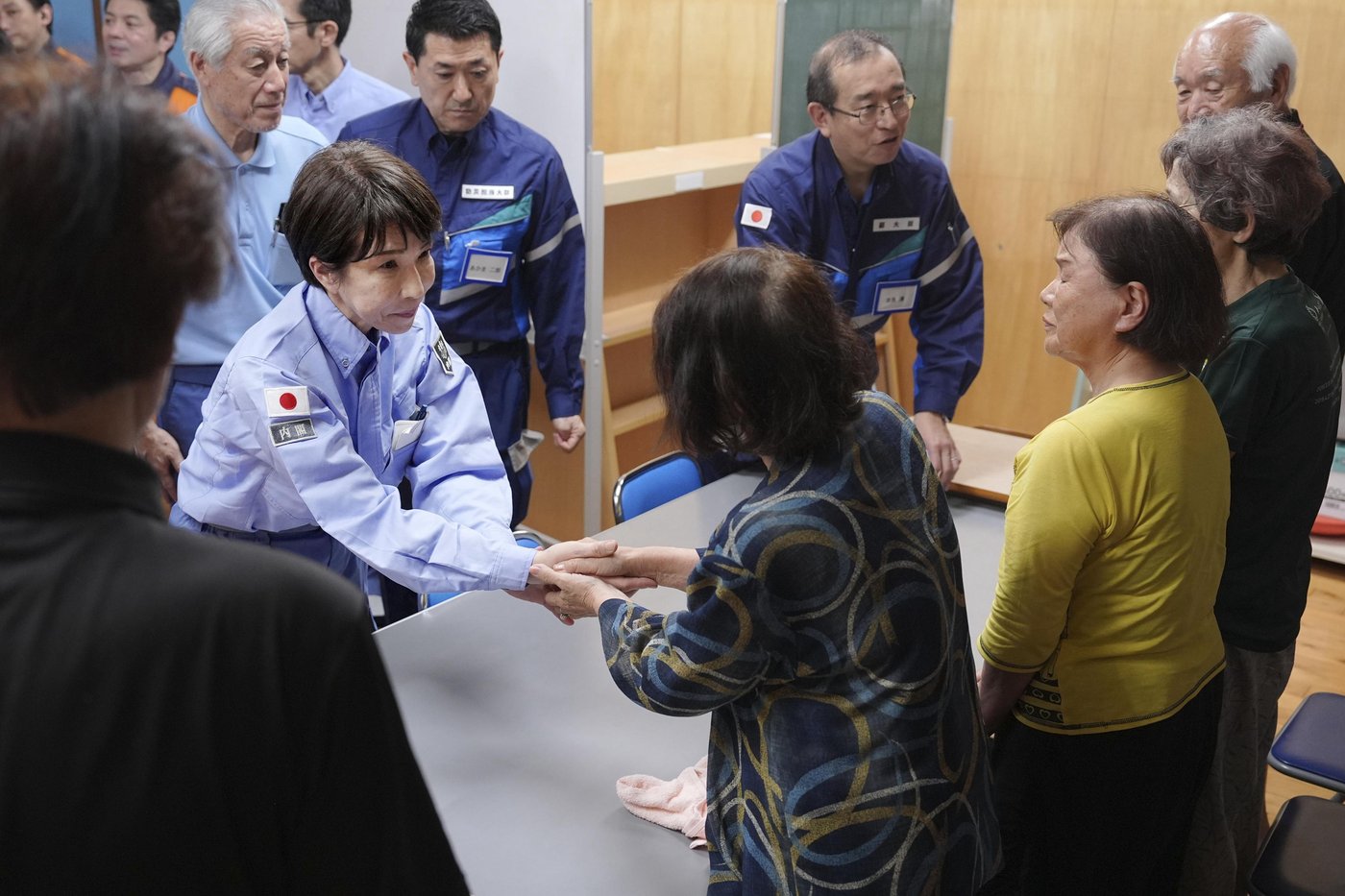 Prime minister visits quake-hit southern Japan as cleanup begins in intense heat | iNhome Prime minister visits quake-hit southern Japan as cleanup begins in intense heat | iNhome