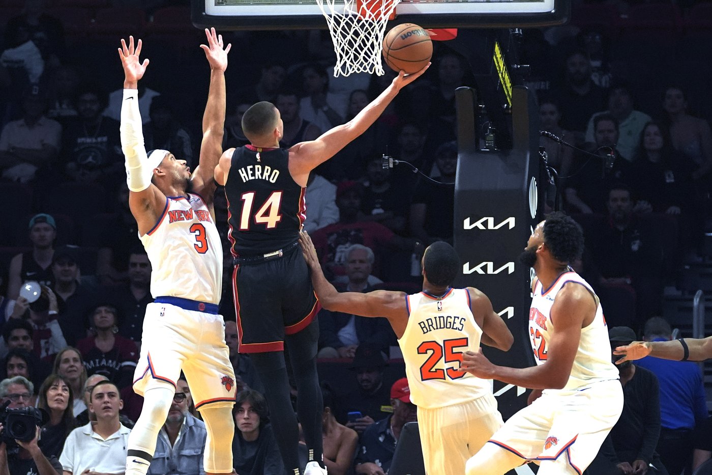 Karl-Anthony Towns scores 44 points, Knicks rally in 2nd half to beat Heat 116-107 | iNFOnews.ca Karl-Anthony Towns scores 44 points, Knicks rally in 2nd half to beat Heat 116-107 | iNFOnews.ca