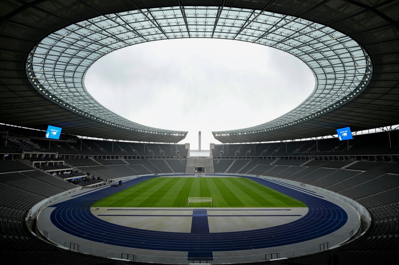 Soviet soldiers and chunks of the Wall: NFL's first visit to Berlin came as the Cold War ended | iNFOnews.ca Soviet soldiers and chunks of the Wall: NFL's first visit to Berlin came as the Cold War ended | iNFOnews.ca