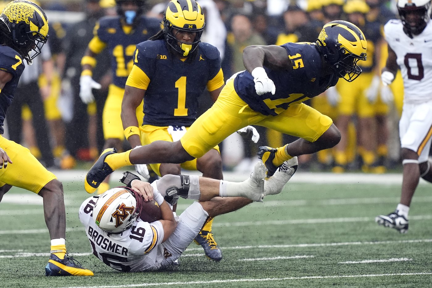 No. 12 Michigan holds off Minnesota in 4th quarter to win 27-24 and retain Little Brown Jug | iNFOnews.ca No. 12 Michigan holds off Minnesota in 4th quarter to win 27-24 and retain Little Brown Jug | iNFOnews.ca