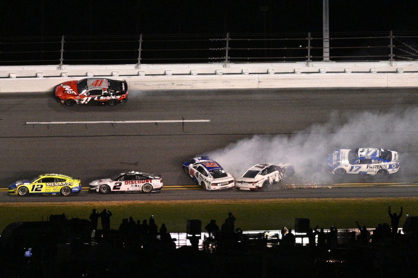 Hamlin expected a late caution would give him a 4th Daytona 500 win. NASCAR never threw the yellow | iNFOnews.ca