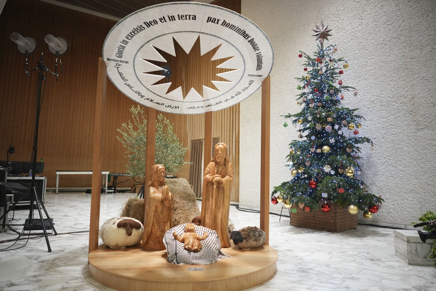 Vatican's keffiyeh Nativity scene raises eyebrows and then disappears - at least until Christmas Eve | iNFOnews.ca Vatican's keffiyeh Nativity scene raises eyebrows and then disappears - at least until Christmas Eve | iNFOnews.ca