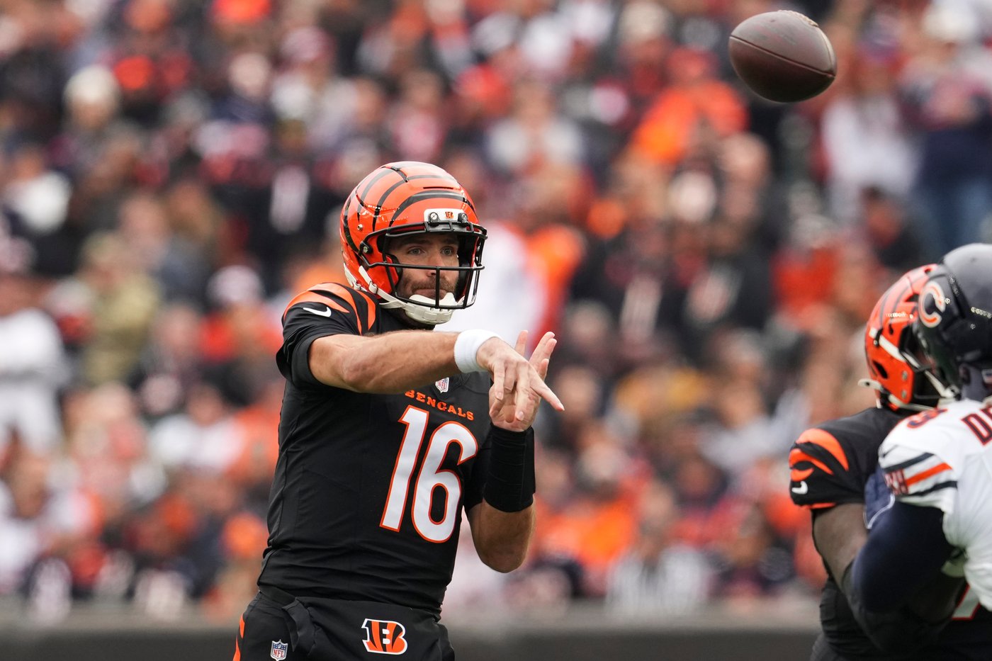 Bears outlast Bengals for wild 47-42 win on Williams' TD pass to Loveland in final minute | iNFOnews.ca