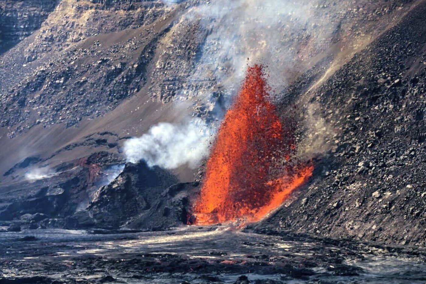 Eager visitors flock to see spectacular lava fountaining from Kilauea eruption in Hawaii | iNFOnews.ca