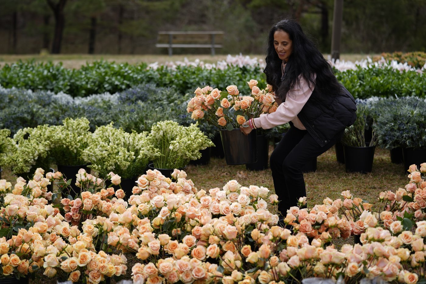 Volunteers deliver gifts to widows on Valentine's Day. The project began in a florist's driveway | iNFOnews.ca