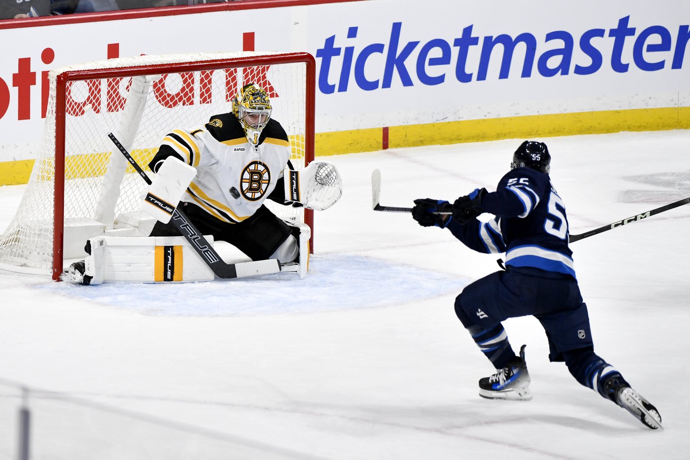 Jets' offence bears down on Bruins in 8-1 win | iNFOnews.ca