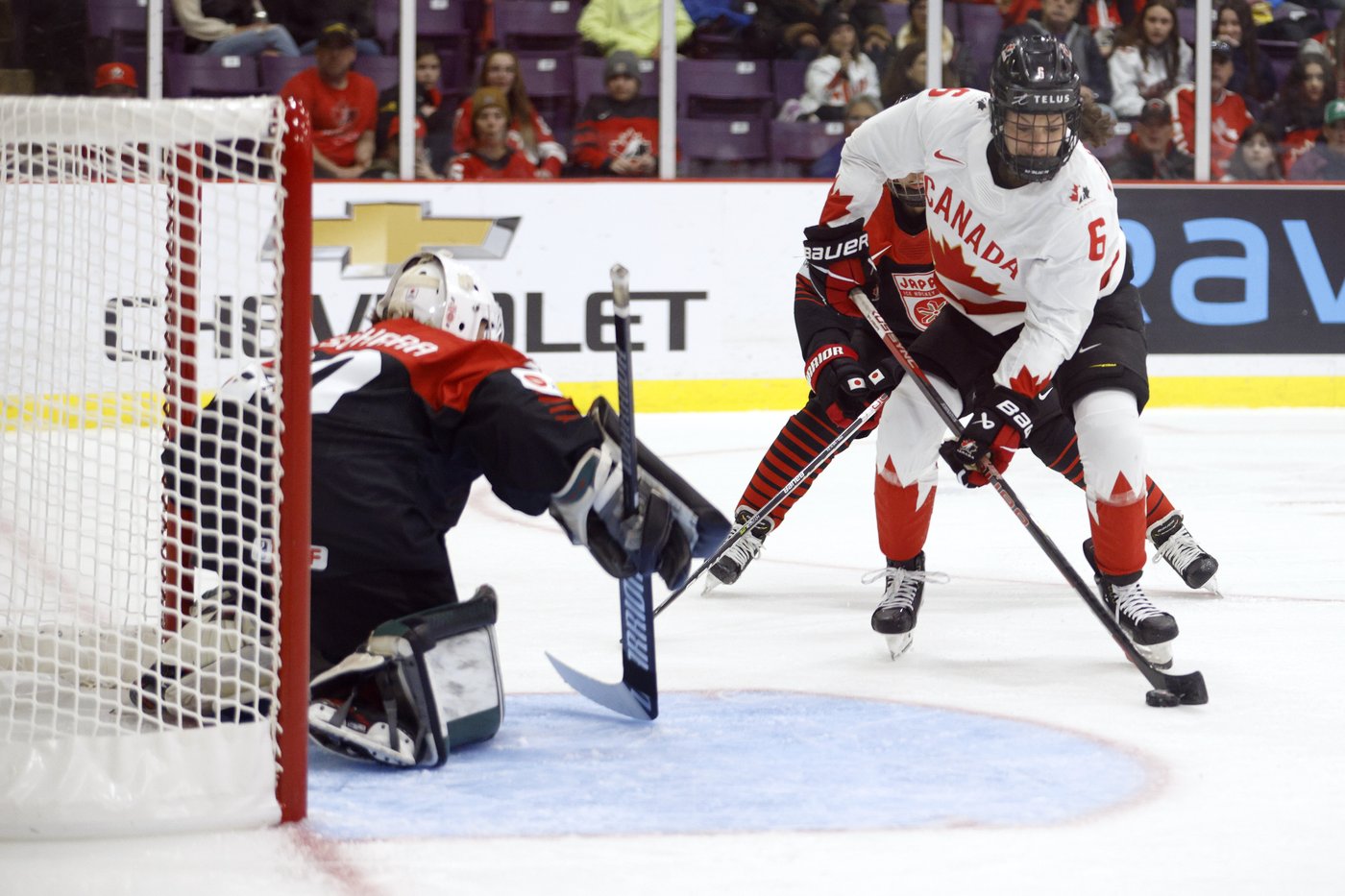 Three-time Olympic champion Rebecca Johnston retires from national hockey team | iNFOnews.ca