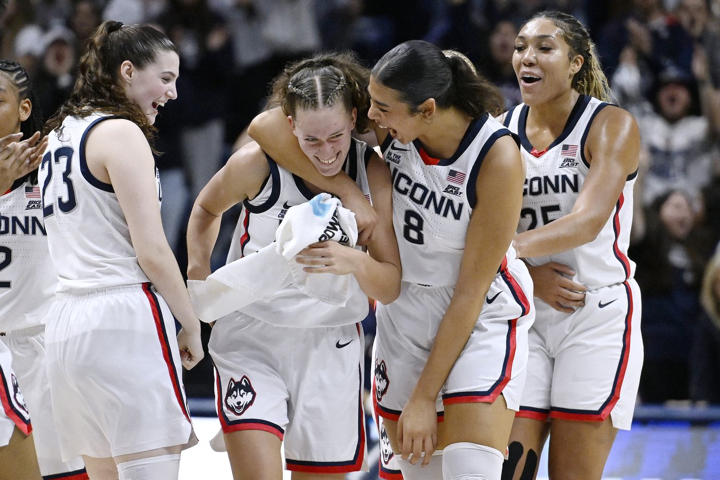 No. 2 UConn cruises past South Florida as Geno Auriemma pulls within a victory of NCAA record | iNFOnews.ca No. 2 UConn cruises past South Florida as Geno Auriemma pulls within a victory of NCAA record | iNFOnews.ca