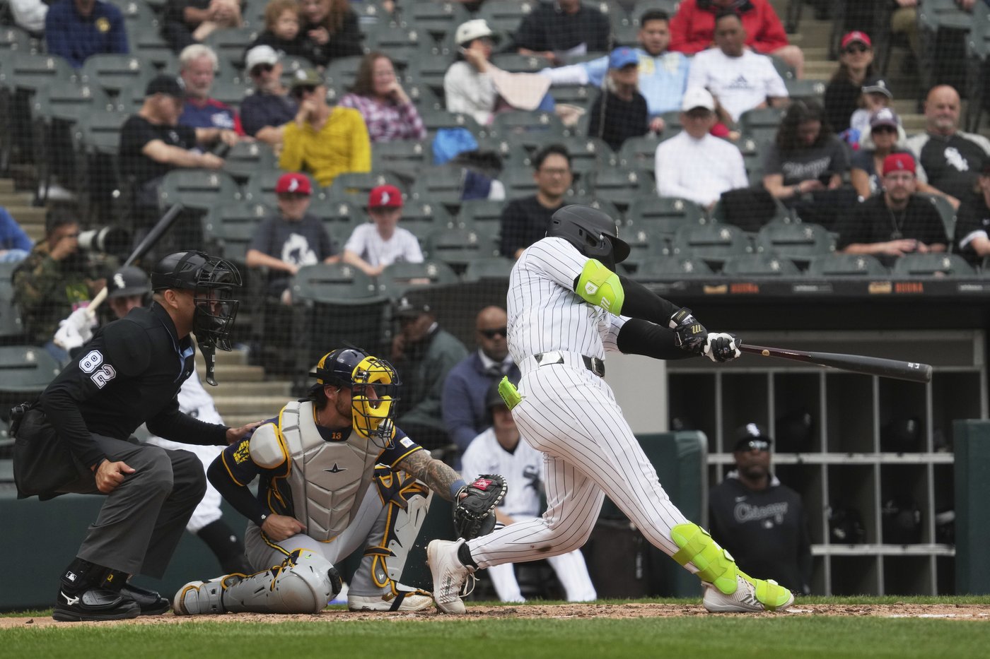 Luis Robert Jr. drives in 4 runs, stars in the outfield to help White Sox beat Brewers 8-0 | iNFOnews.ca