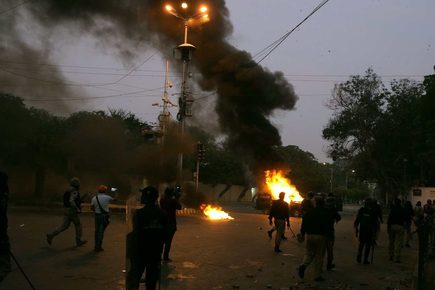 Pakistani police fire tear gas and charge protesters in Karachi | iNFOnews.ca Pakistani police fire tear gas and charge protesters in Karachi | iNFOnews.ca