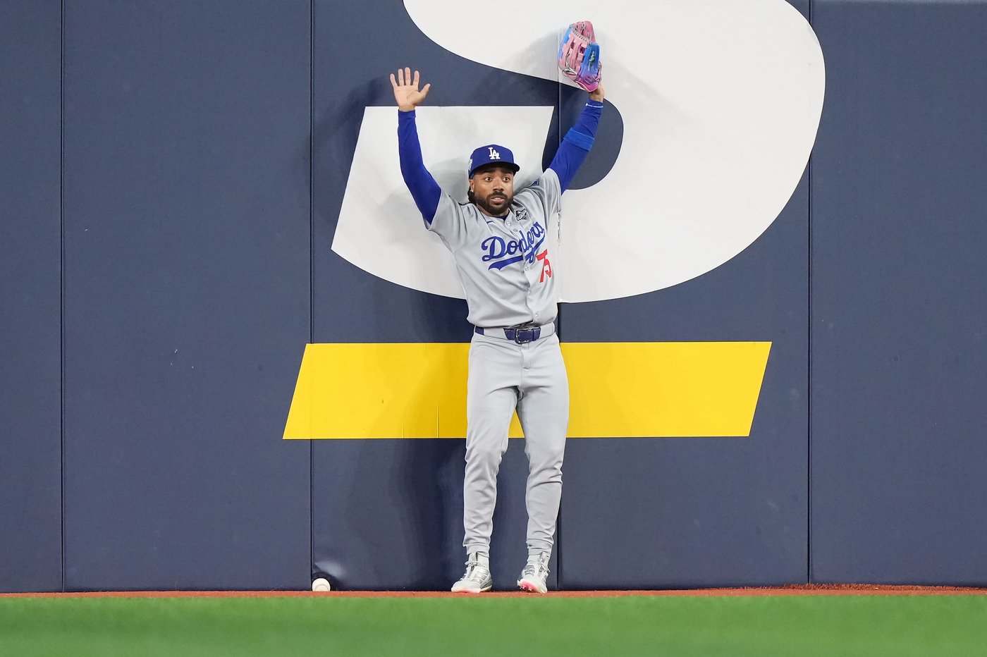 Photo Gallery: Dodgers beat Jays 3-1 to force Game 7 | iNFOnews.ca