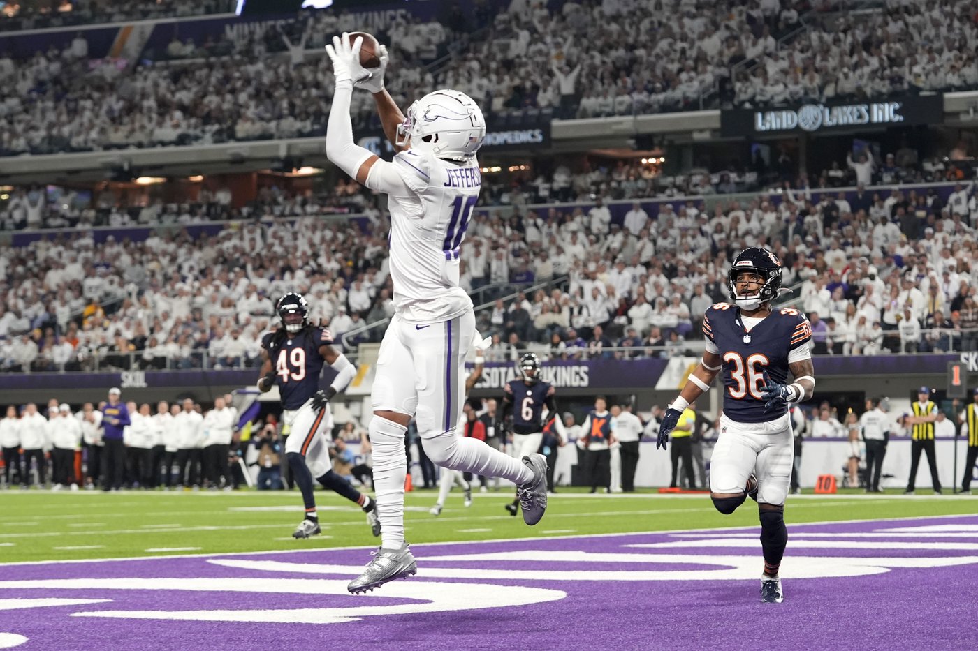 Jefferson turns TD celebration into Moss tribute during Vikings win: 'We love you Randy' | iNFOnews.ca