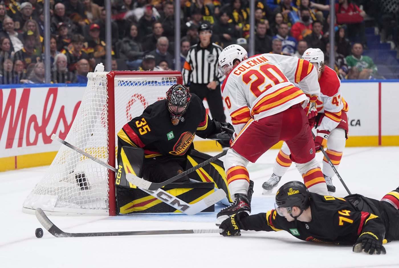 Chytil scores two, Vancouver Canucks dump Calgary Flames 5-1 in season opener | iNFOnews.ca