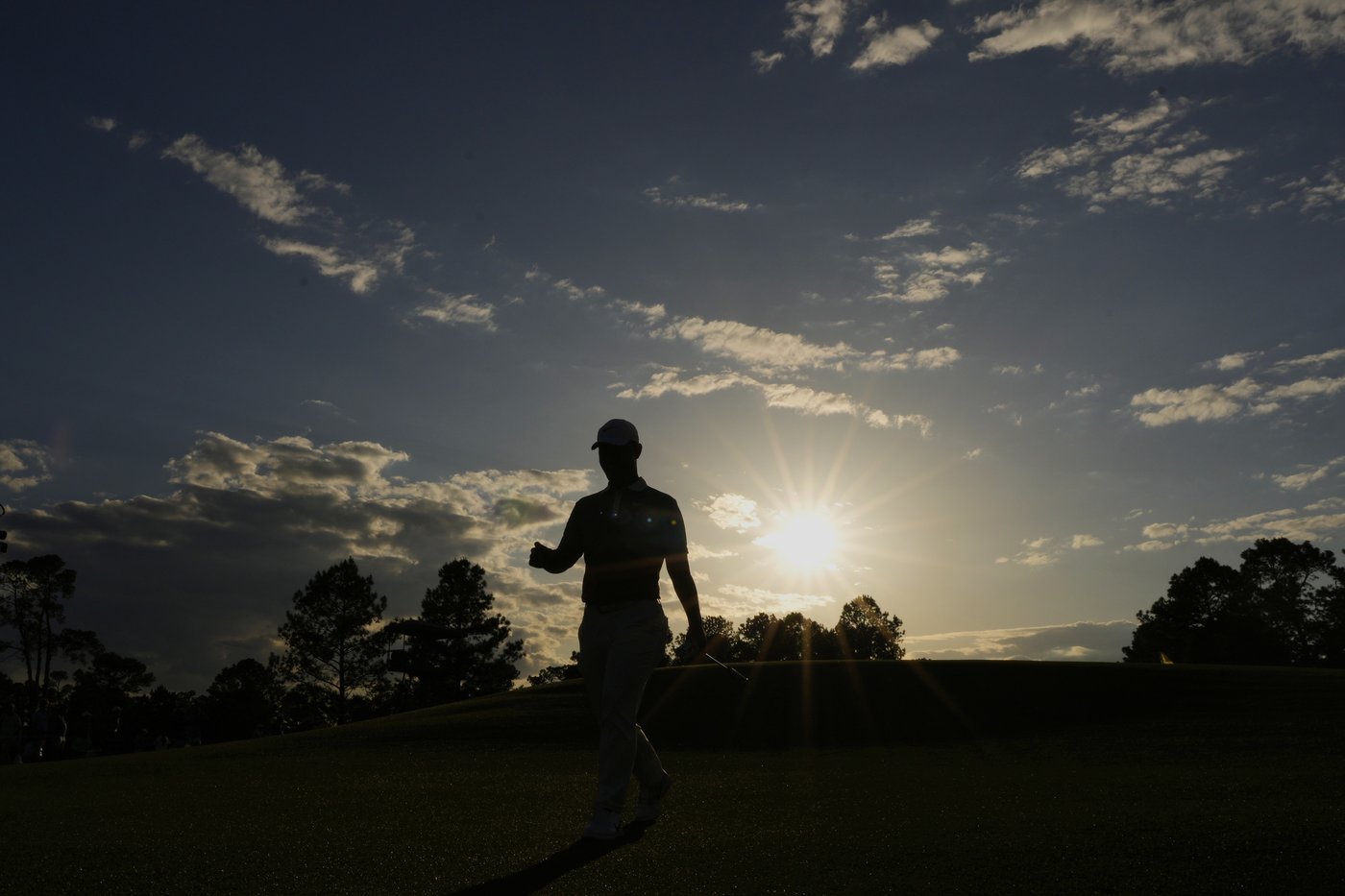 Masters marker creates a buzz on social media from golf fans wishing they could take his place | iNFOnews.ca Masters marker creates a buzz on social media from golf fans wishing they could take his place | iNFOnews.ca