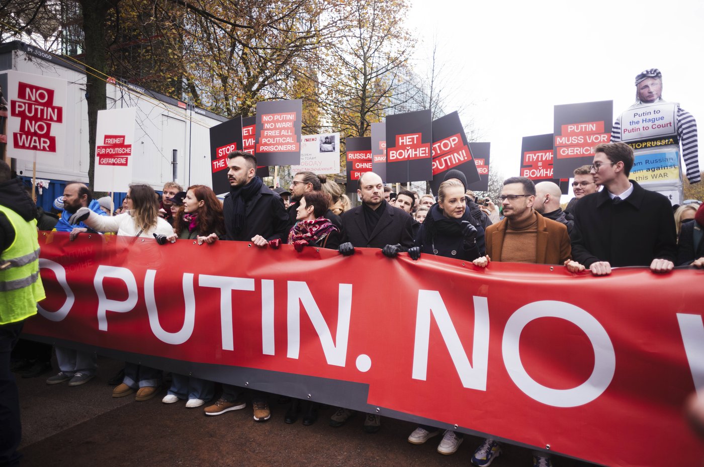 Putin critics lead a march in Berlin calling for democracy in Russia and an end to war in Ukraine | iNFOnews.ca