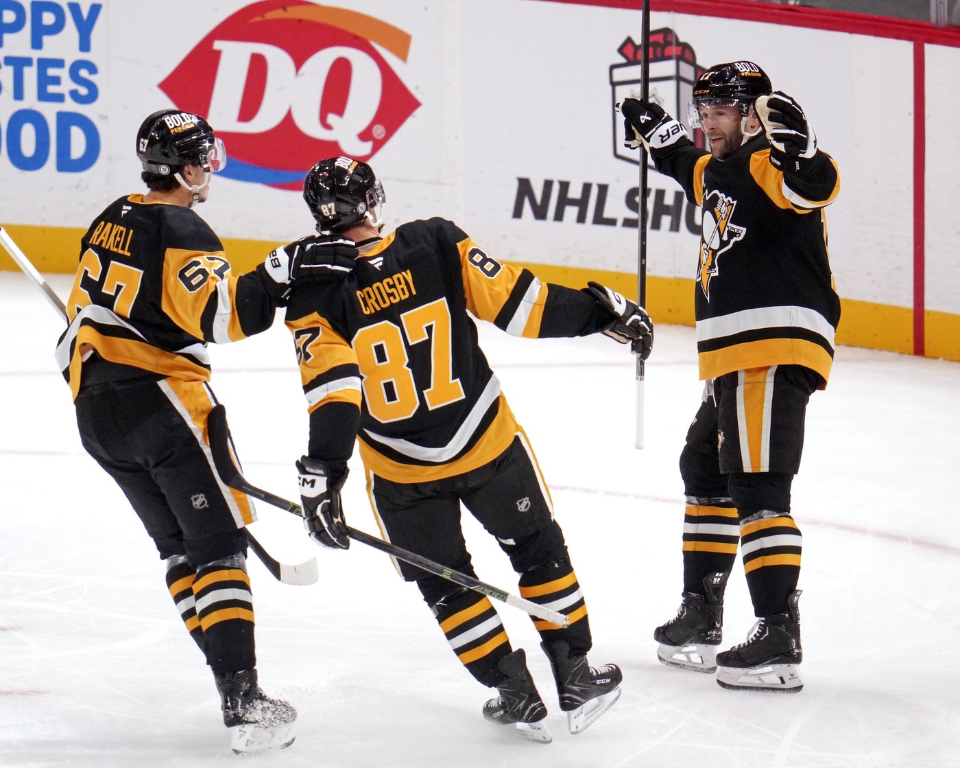 Bunting scores decisive power-play goal to power Penguins past Maple Leafs 5-2 | iNFOnews.ca Bunting scores decisive power-play goal to power Penguins past Maple Leafs 5-2 | iNFOnews.ca