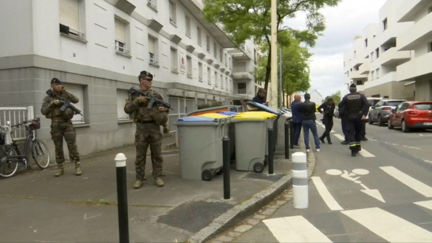 A French high school student is arrested after fatally stabbing another student and wounding 3 | iNFOnews.ca A French high school student is arrested after fatally stabbing another student and wounding 3 | iNFOnews.ca