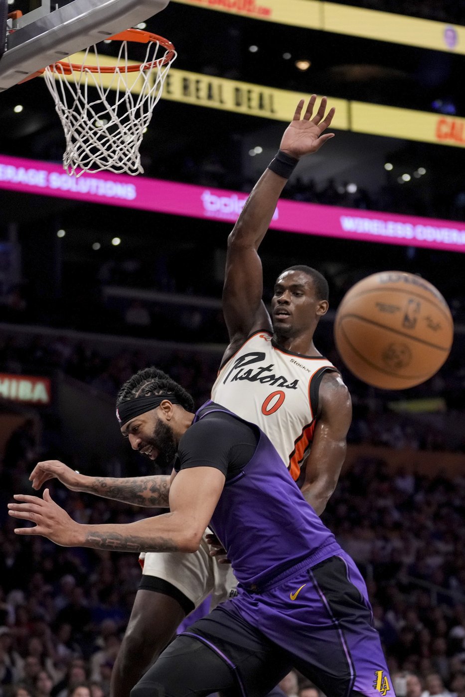 Pistons overcome LeBron's triple-double, beat Lakers 117-114 to sweep their season series | iNFOnews.ca