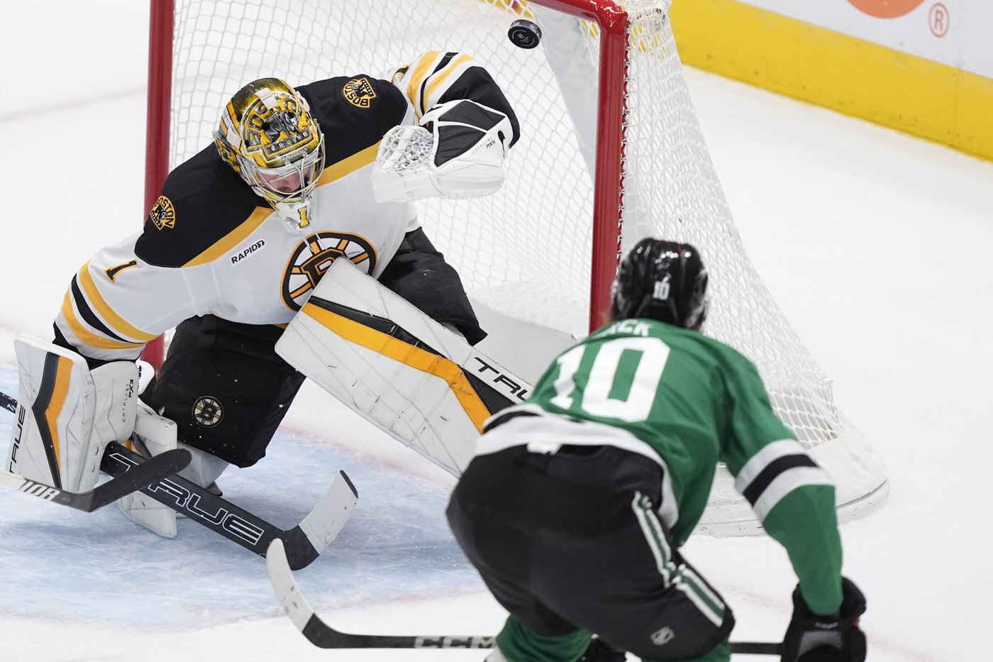 Dadonov scores 2 goals, including a penalty shot, as the Stars beat the Bruins 7-2 | iNFOnews.ca Dadonov scores 2 goals, including a penalty shot, as the Stars beat the Bruins 7-2 | iNFOnews.ca
