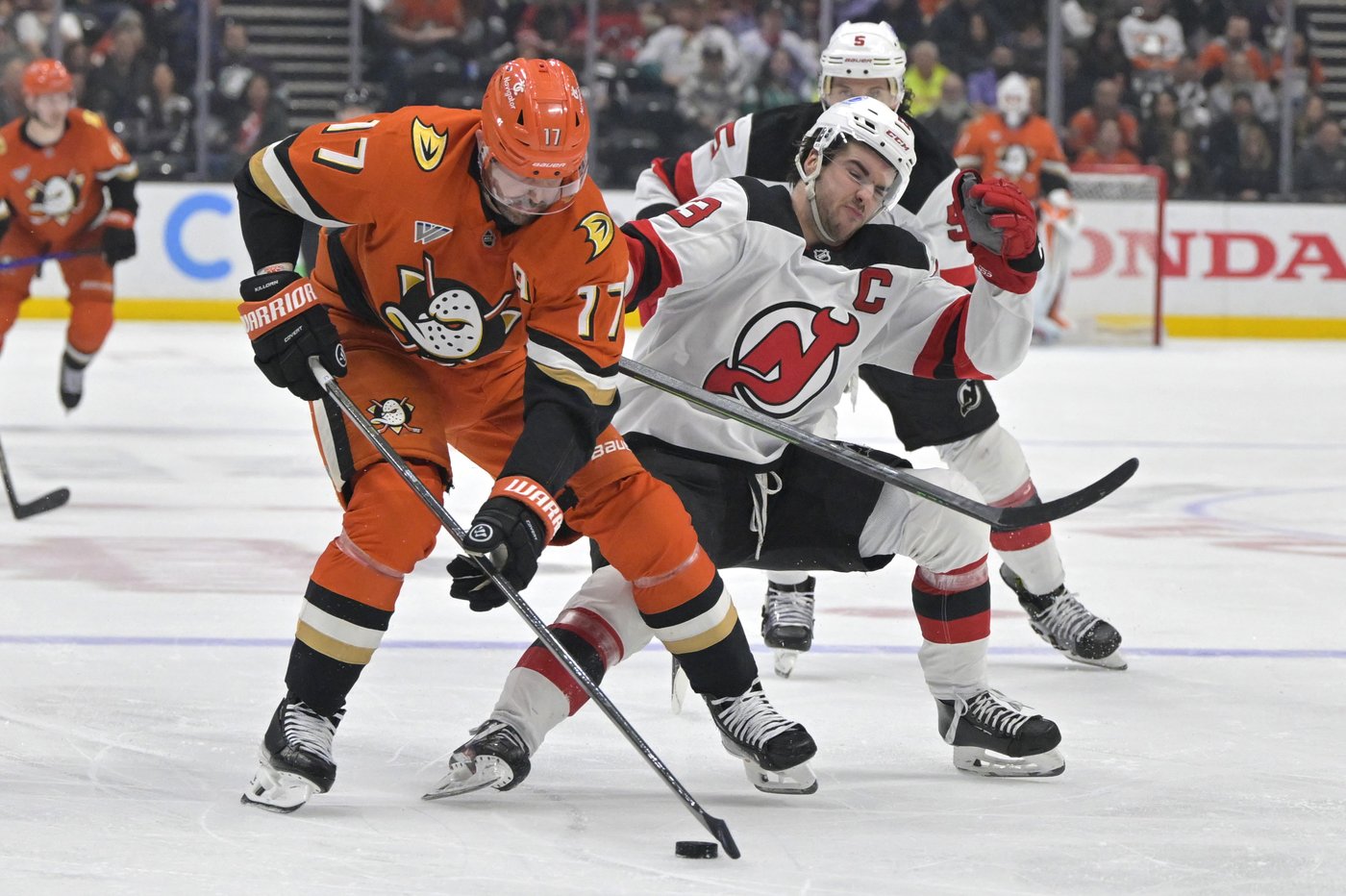 Ryan Strome scores the late winner in the Ducks' 3-2 victory over the Devils | iNFOnews.ca