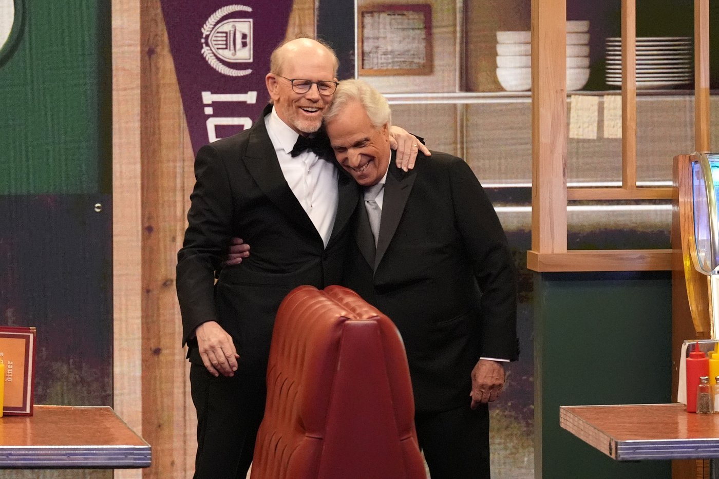 Emmy Moments: Hosts gently mock 'The Bear,' while TV moms, 'Happy Days' and 'West Wing' celebrated | iNFOnews.ca Emmy Moments: Hosts gently mock 'The Bear,' while TV moms, 'Happy Days' and 'West Wing' celebrated | iNFOnews.ca