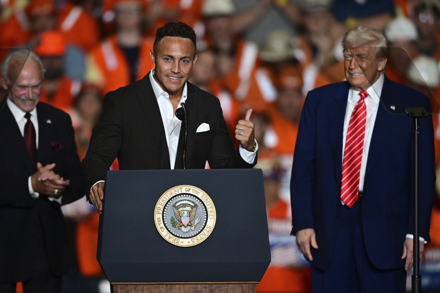 The Pittsburgh Steelers reached out to fans upset that Donald Trump received a jersey at a rally | iNFOnews.ca