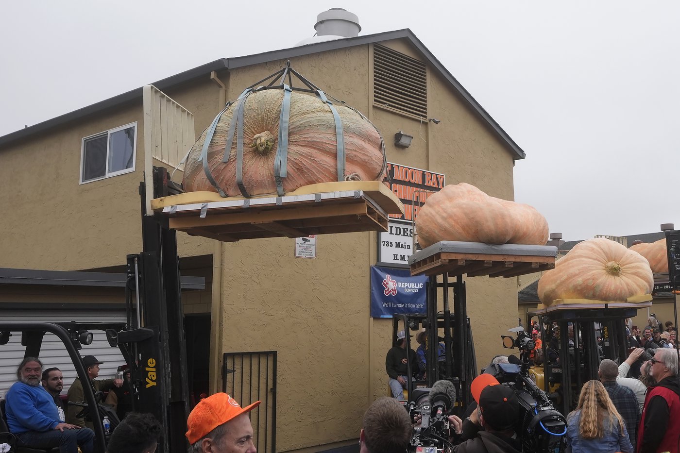 Pumpkin weighing 2,471 pounds wins California contest | iNFOnews.ca Pumpkin weighing 2,471 pounds wins California contest | iNFOnews.ca