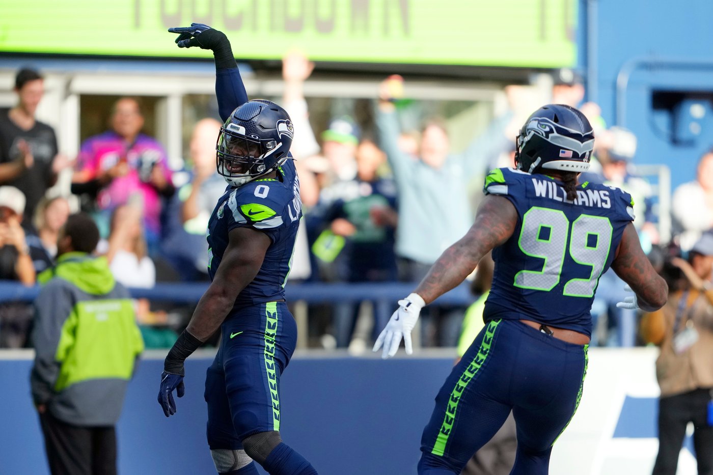 DeMarcus Lawrence scores 2 defensive TDs and Seahawks dominate Cardinals in 44-22 win | iNFOnews.ca