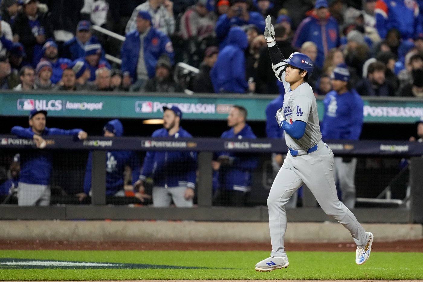 Shohei Ohtani homers as the Dodgers rout the Mets 8-0 for a 2-1 lead in the NLCS | iNFOnews.ca