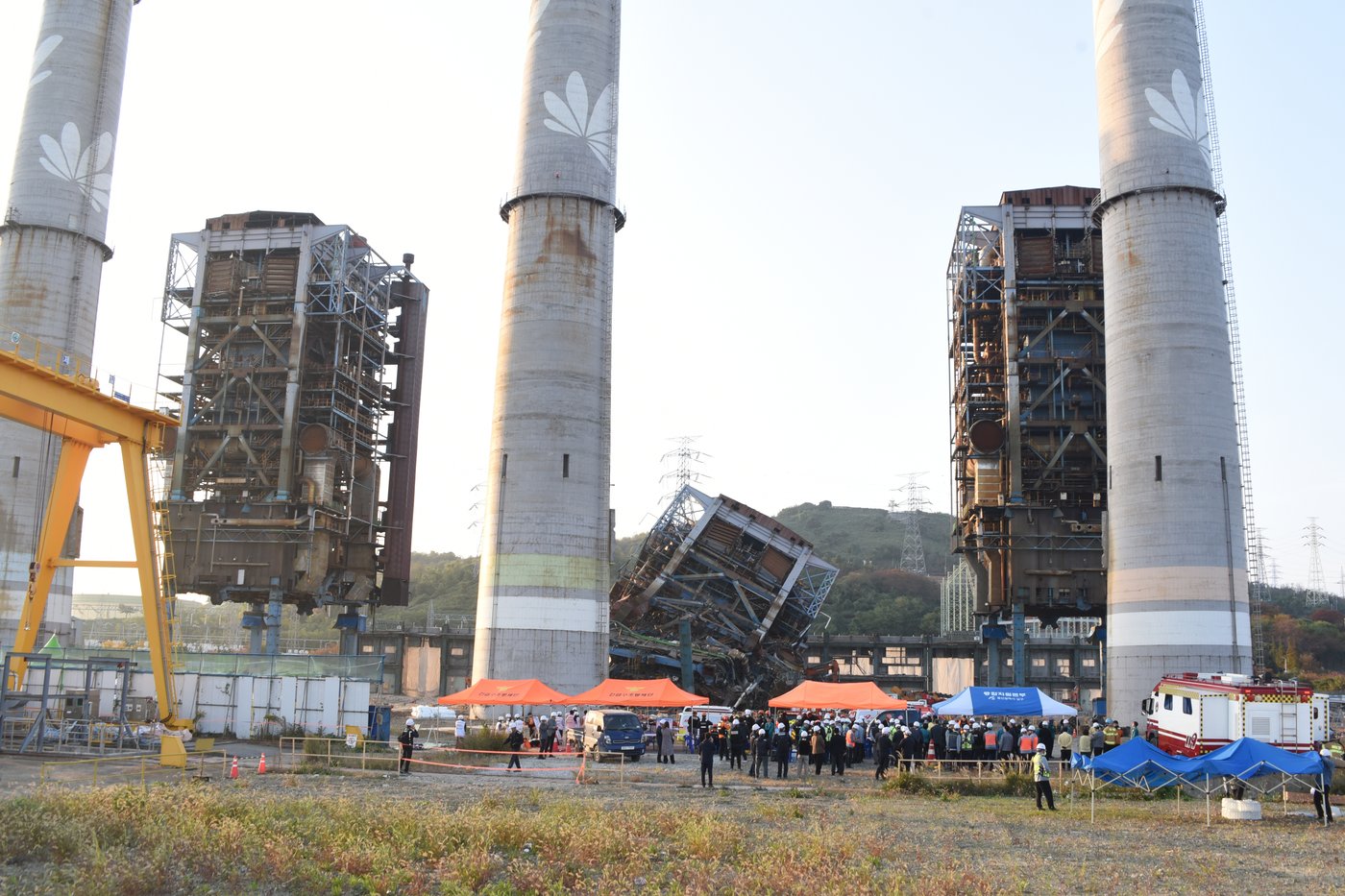 Collapse at retired South Korean power plant leaves at least 3 dead, 2 others presumed dead | iNFOnews.ca Collapse at retired South Korean power plant leaves at least 3 dead, 2 others presumed dead | iNFOnews.ca