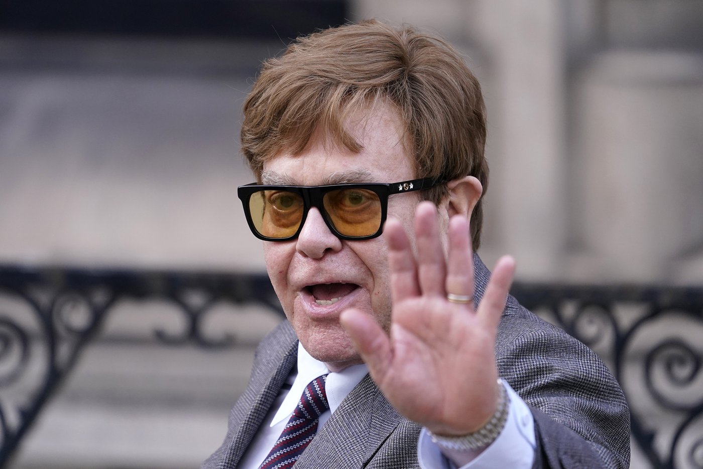 Elton John says he has lost his eyesight and struggles to see his new stage musical | iNFOnews.ca