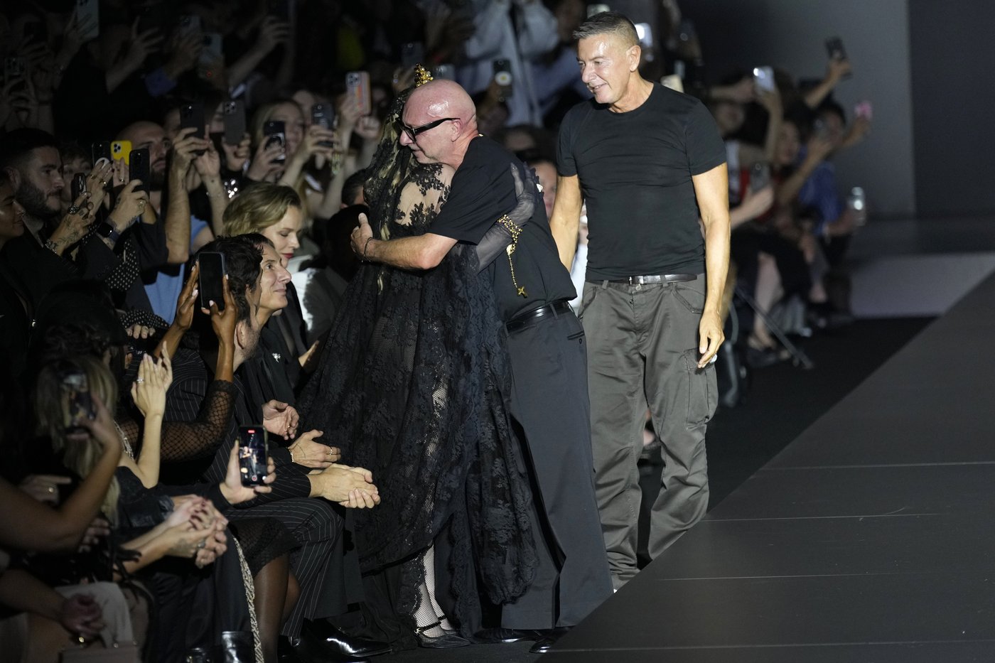Madonna makes veiled entrance to Dolce&Gabbana for show celebrating her 1990s heyday | iNFOnews.ca