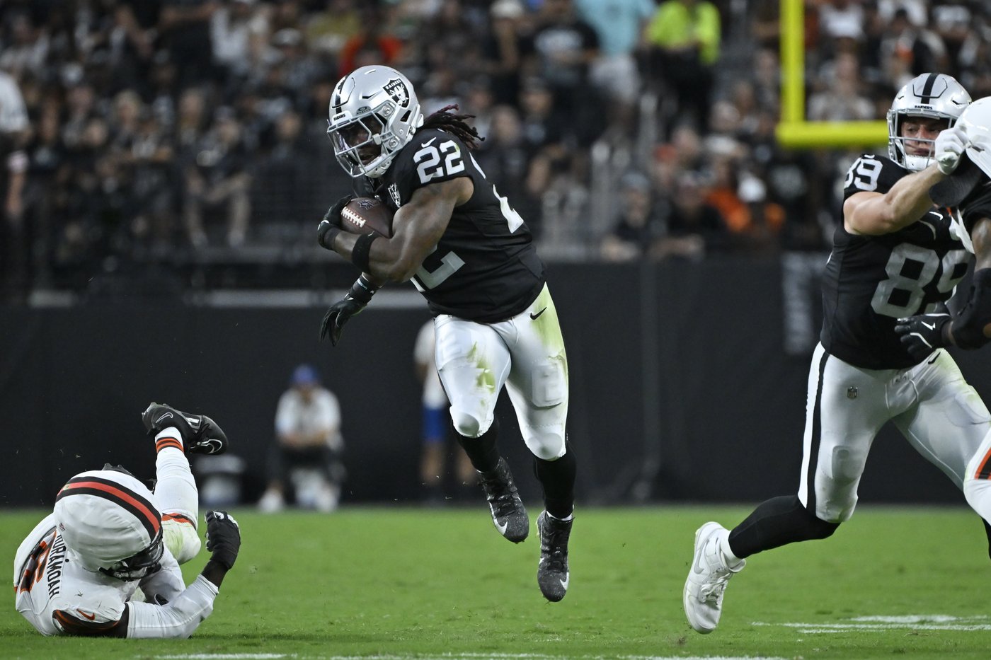 Raiders coach Antonio Pierce hasn't ruled out Maxx Crosby for Broncos game | iNFOnews.ca Raiders coach Antonio Pierce hasn't ruled out Maxx Crosby for Broncos game | iNFOnews.ca