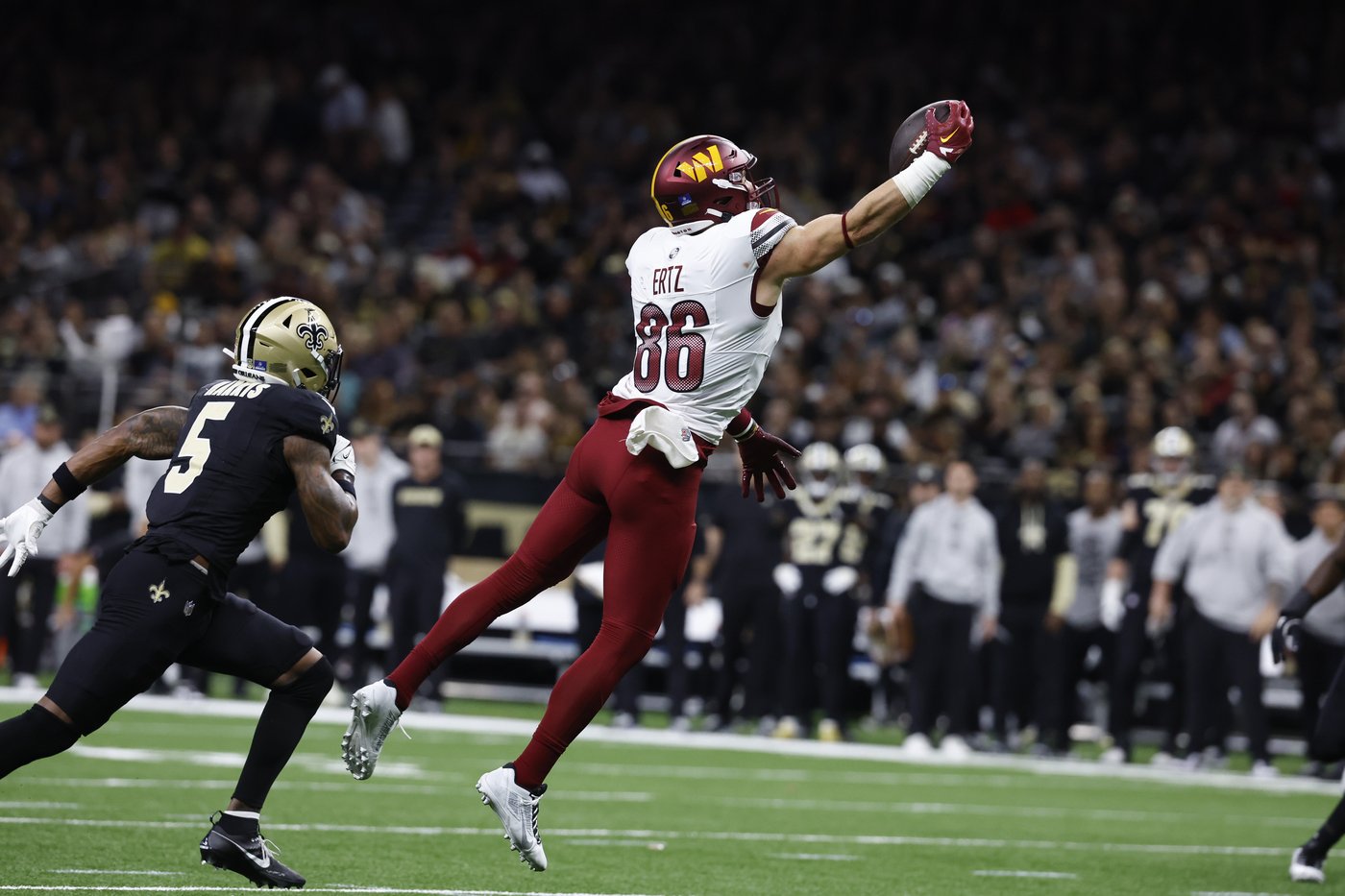 Commanders tight end Zach Ertz leaves the game against the Saints with concussion symptoms | iNFOnews.ca Commanders tight end Zach Ertz leaves the game against the Saints with concussion symptoms | iNFOnews.ca