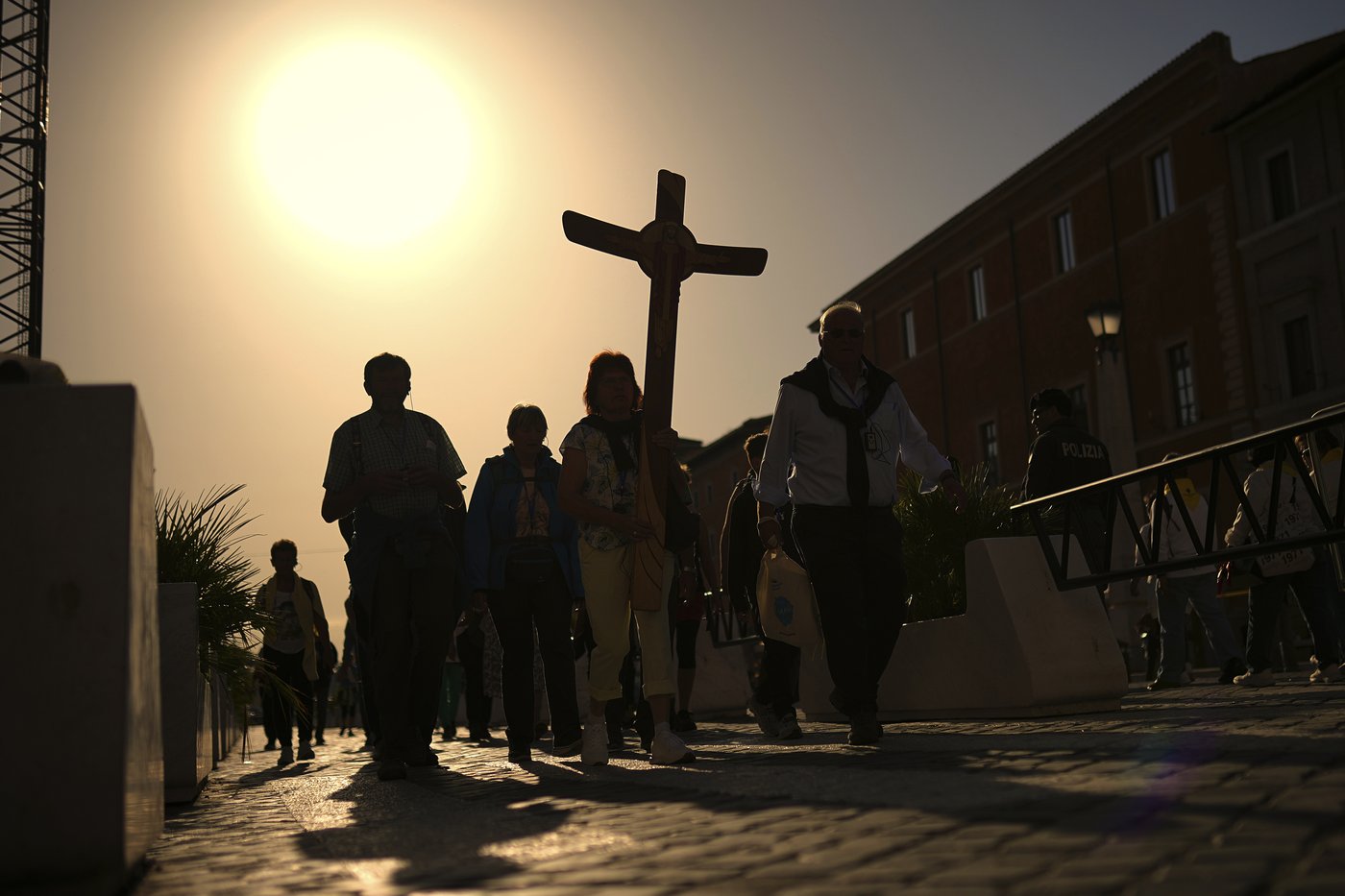 Pope Francis worried about greeting crowd in St. Peter's Square but was thankful he did, report says | iNFOnews.ca Pope Francis worried about greeting crowd in St. Peter's Square but was thankful he did, report says | iNFOnews.ca