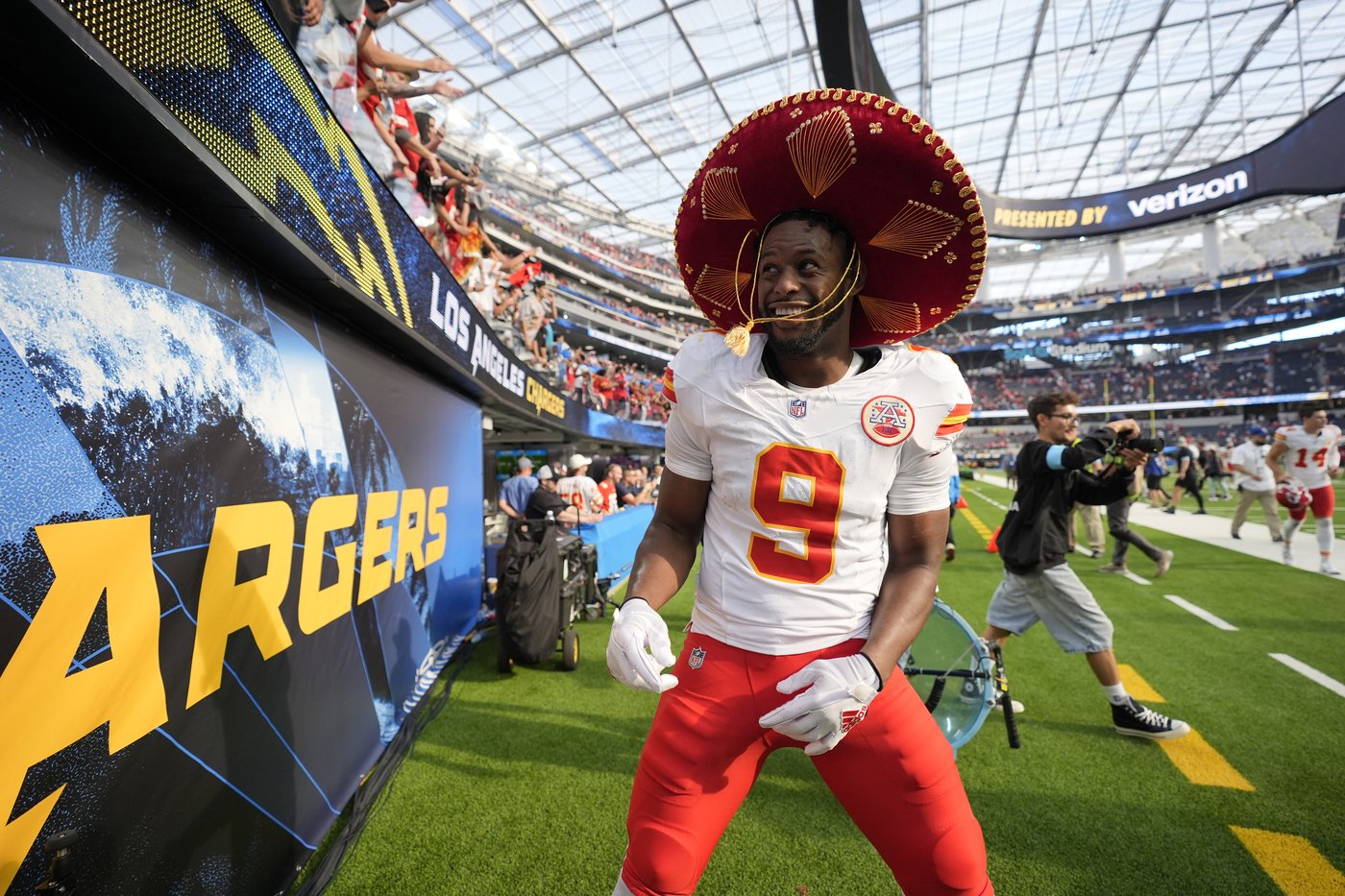 Patrick Mahomes and Travis Kelce help Chiefs rally for 17-10 win over Chargers | iNFOnews.ca Patrick Mahomes and Travis Kelce help Chiefs rally for 17-10 win over Chargers | iNFOnews.ca
