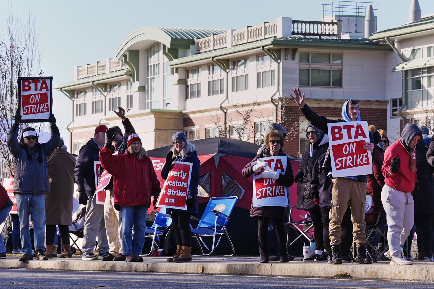 One of 3 Massachusetts communities reach a deal with their striking teachers | iNFOnews.ca One of 3 Massachusetts communities reach a deal with their striking teachers | iNFOnews.ca