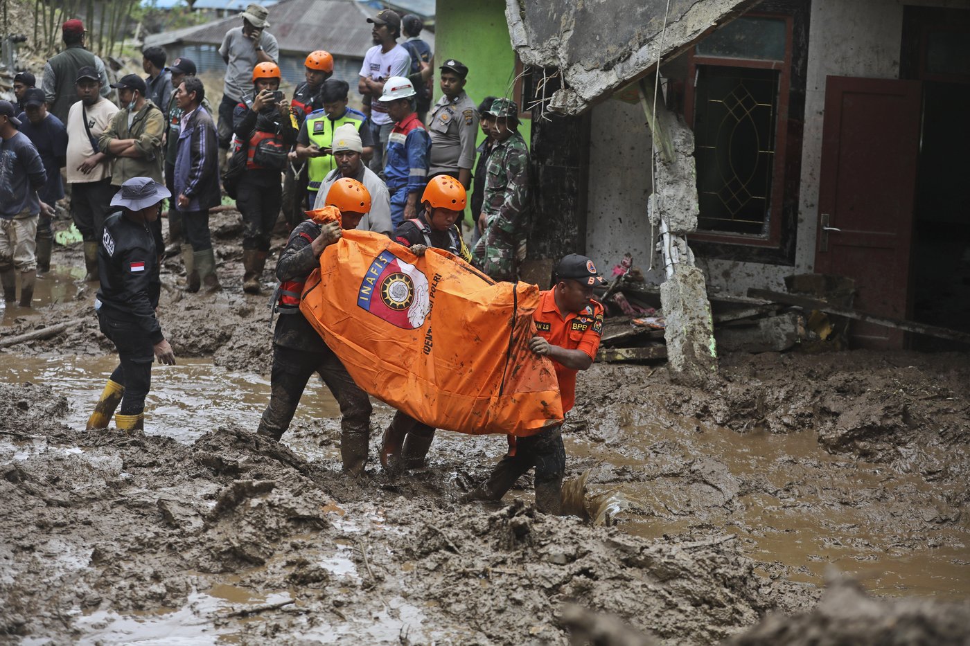 Rescuers recover 20 bodies from flash floods and landslides on Indonesia's Sumatra island | iNFOnews.ca Rescuers recover 20 bodies from flash floods and landslides on Indonesia's Sumatra island | iNFOnews.ca