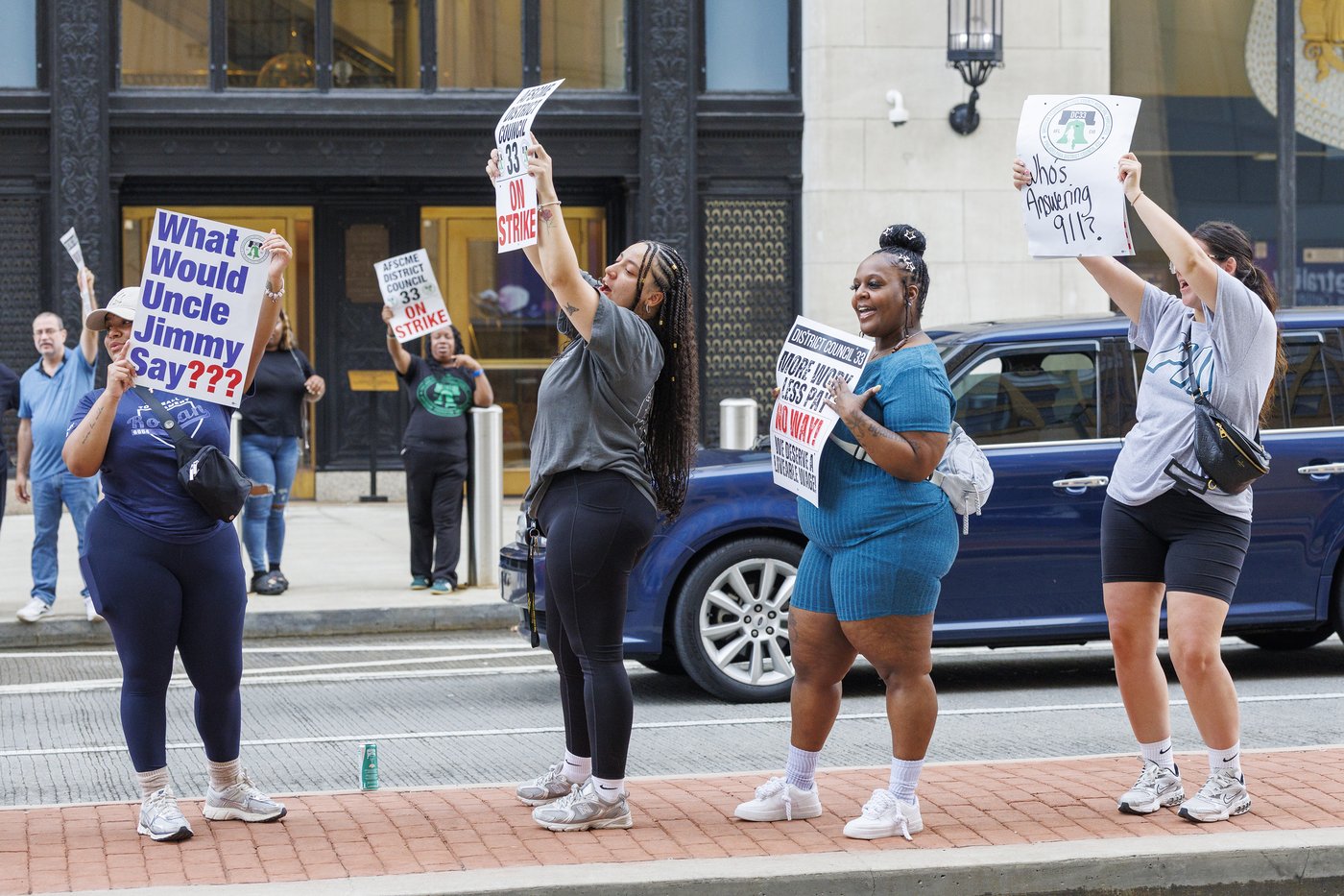 Thousands of city workers go on strike in Philadelphia, affecting trash pickup, pools and 911 calls | iNFOnews.ca