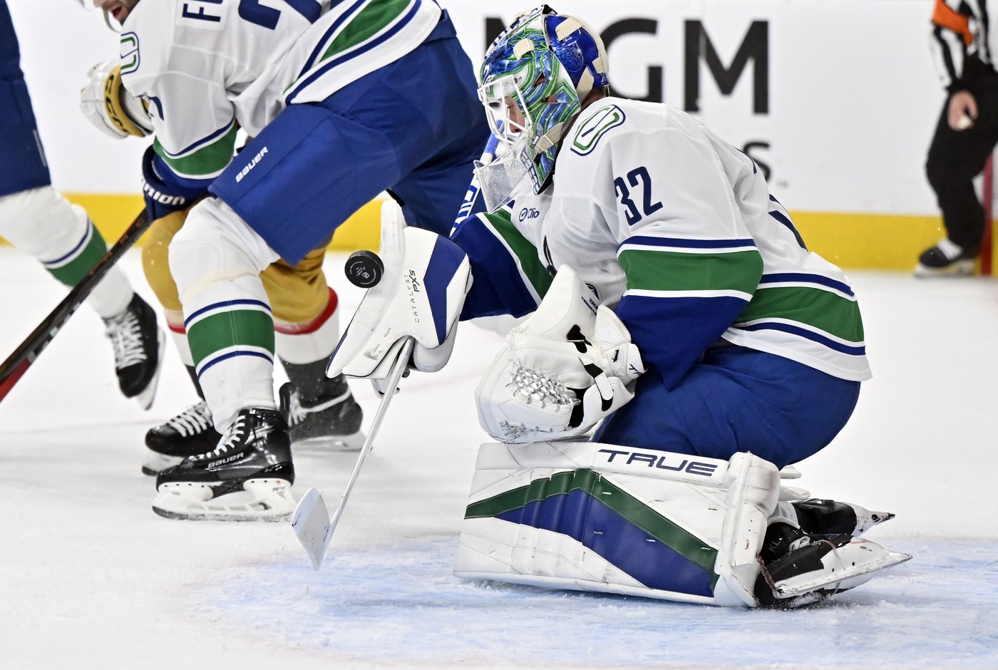 Golden Knights top Canucks 3-1, win for 6th time in 7 games | iNFOnews.ca Golden Knights top Canucks 3-1, win for 6th time in 7 games | iNFOnews.ca