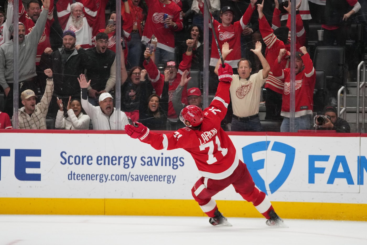 Larkin's overtime goal lifts Red Wings past Lightning, 2-1 | iNFOnews.ca