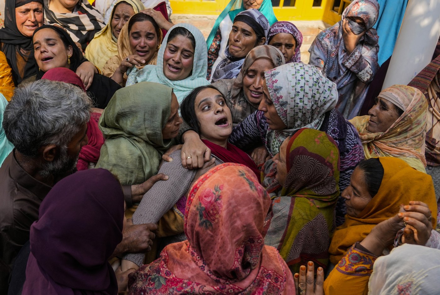 Gunmen kill 7 people working on a strategic tunnel project in Indian-controlled Kashmir | iNFOnews.ca Gunmen kill 7 people working on a strategic tunnel project in Indian-controlled Kashmir | iNFOnews.ca