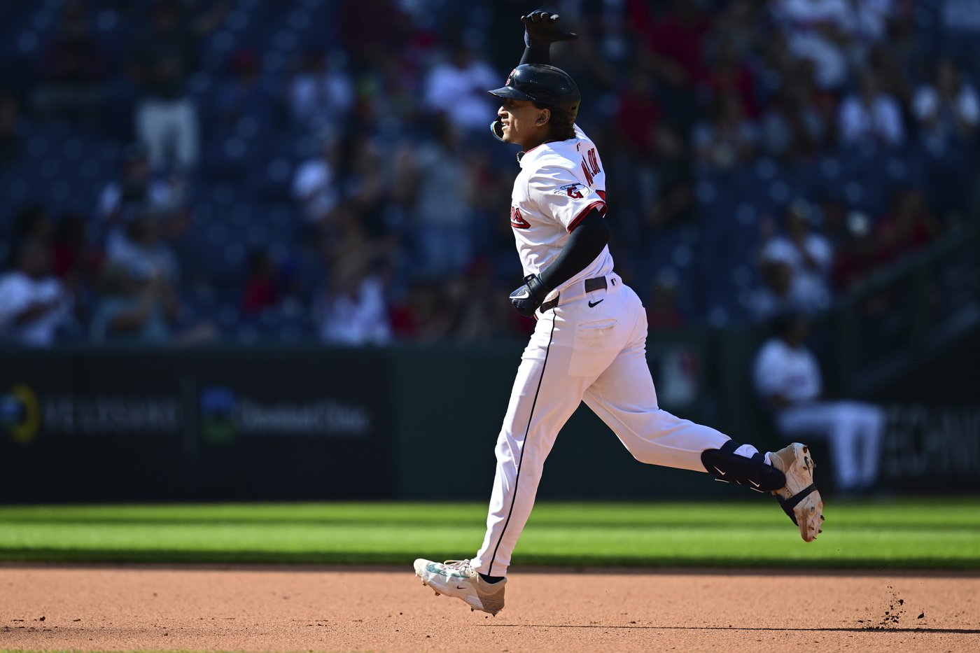 Naylor's home run propels Guardians to 3-2 victory over White Sox and series sweep | iNFOnews.ca