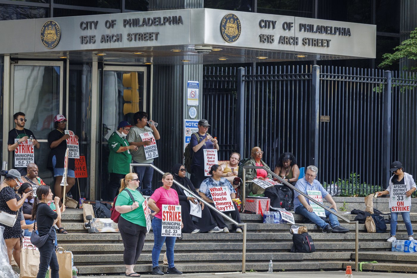 Negotiations resume in Philadelphia as thousands of city workers strike over wages, work conditions | iNFOnews.ca