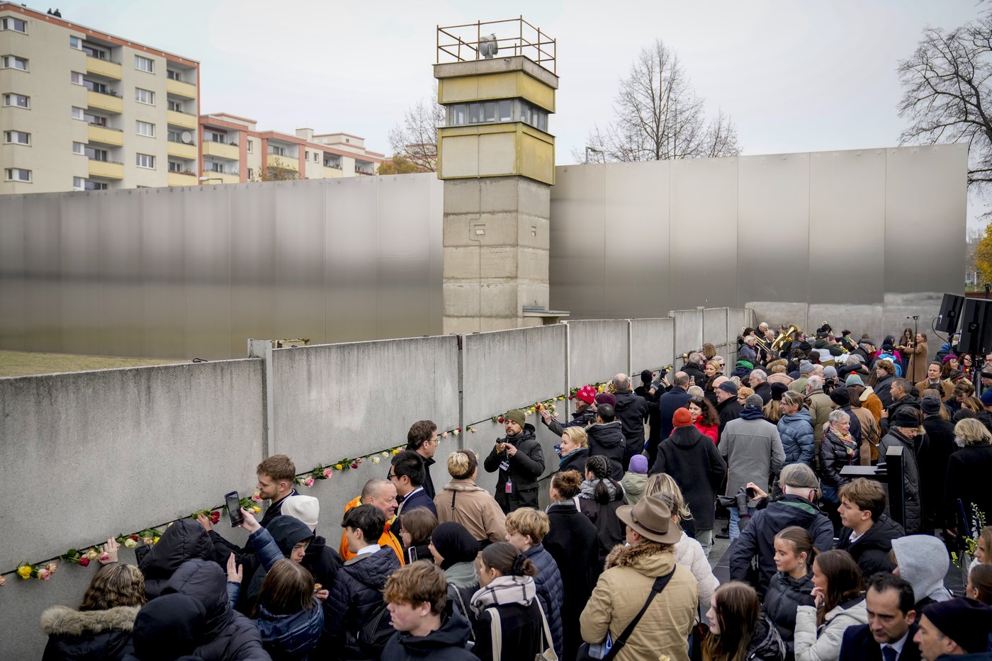 Tens of thousands celebrate fall of the Berlin Wall 35 years ago with concerts and art installations | iNFOnews.ca