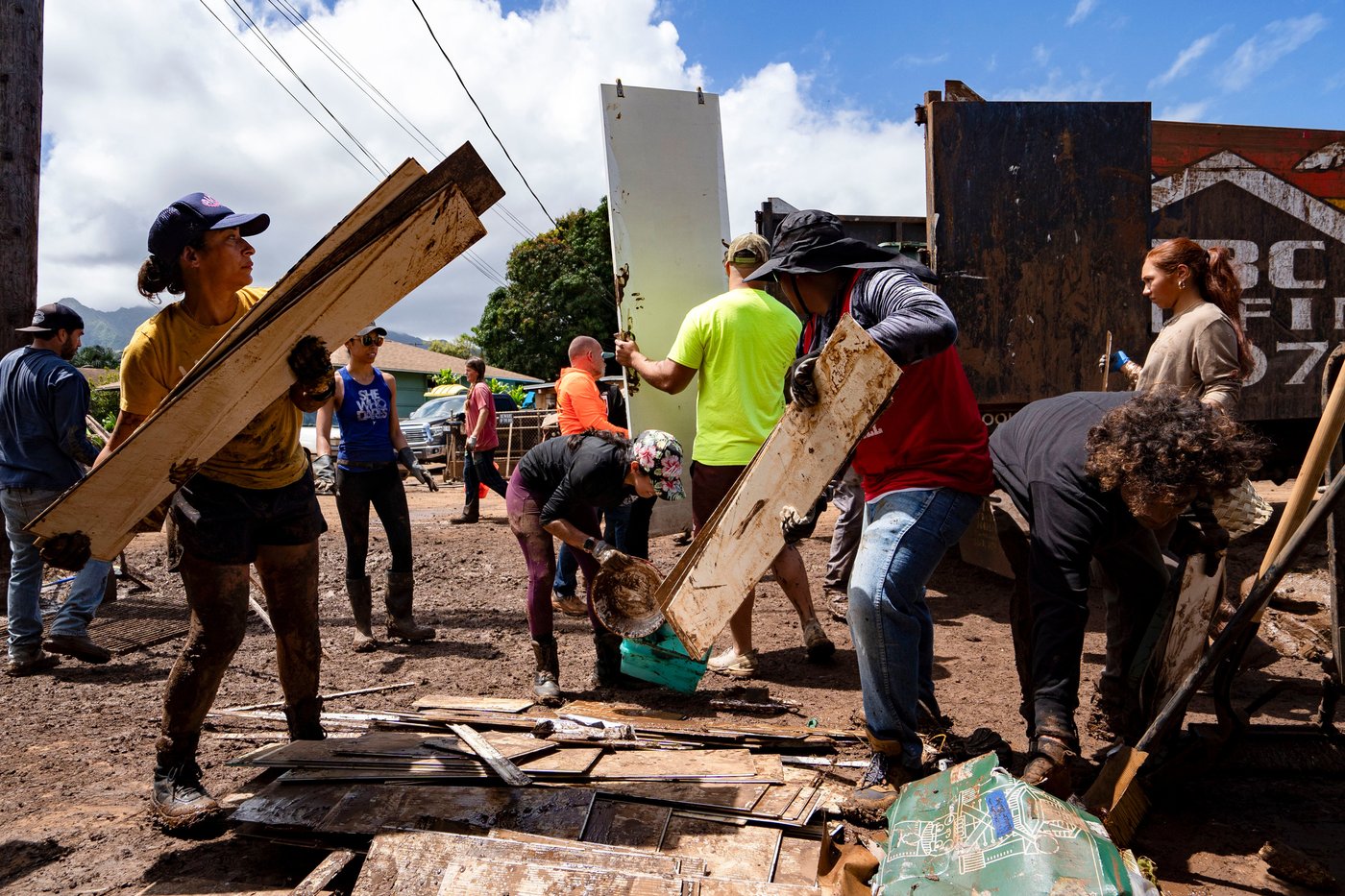 Hawaii digs out from another round of flooding after a surprise downpour, in photos | iNhome